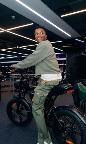 Wizkid’s Outfit in Maison Margiela Sweatshirt, Gucci Pants & Billie Eilish Merch Sneakers (2023)