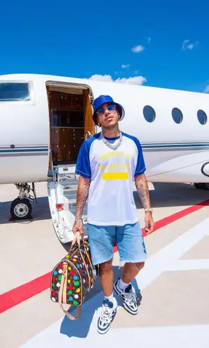 Sfera Ebbasta’s Outfit in Gallery Dept. Jersey, Louis Vuitton Bag & Bottega Veneta Hat (2023)