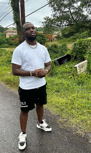 Headie One’s Outfit in Dior T-Shirt & Amiri Shorts (2023)