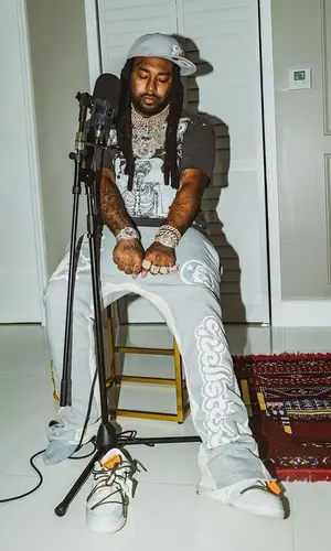 Icewear Vezzo’s Outfit in Off-White Sneakers, New Era Cap & Nike (2023)