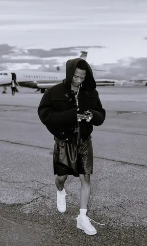 Wizkid’s Outfit in Amiri T-Shirt, Billie Eilish Merch Sneakers & Bottega Veneta Eyewear (2023)