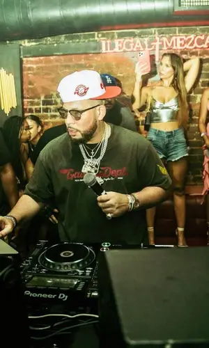 DJ Drama’s Outfit in Gallery Dept. T-Shirt, Tom Ford Eyewear & Mitchell & Ness Cap (2023)