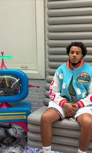 AJ Tracey’s Outfit in Vandy Jacket, Mitchell & Ness Shorts & IceCream (2023)