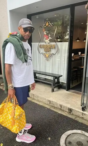 Pharrell Williams’ Outfit in Human Made T-Shirt, Noah Shorts & Louis Vuitton Eyewear (2023)