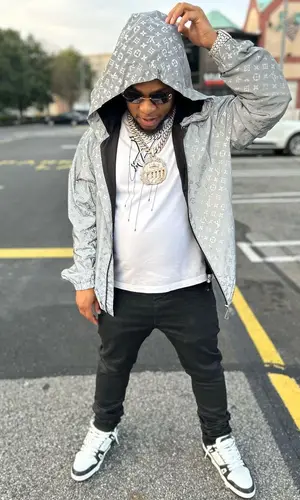Don Q’s Outfit in Louis Vuitton T-Shirt, Amiri Jeans & Cartier Eyewear (2023)