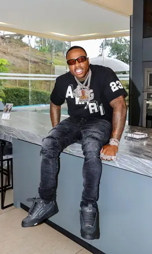 BandMan Kevo’s Outfit in Amiri T-Shirt, Louis Vuitton Sneakers & Prada Eyewear (2023)