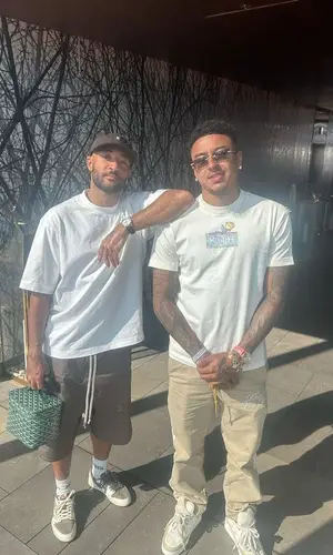 Jesse Lingard’s Outfit in Kith T-Shirt, Rhude Pants & Louis Vuitton Sneakers (2023)