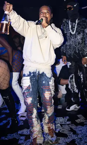 Pressa’s Outfit in Jacquemus Hoodie, Who Decides War Jeans & Nike Sneakers (2023)