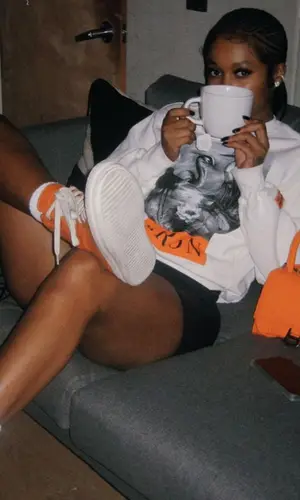 Dess Dior’s Outfit in Heron Preston Sweatshirt, Rick Owens Sneakers & Balenciaga Bag (2023)