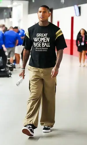 Darren Waller wearing Vans sneakers