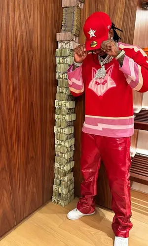 Moneybagg Yo wearing New Era cap