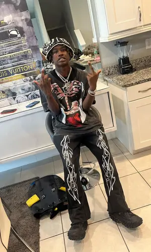 Baby Jungle’s Outfit in Hellstar T-Shirt, Balenciaga Sneakers & Shein Hat (2023)
