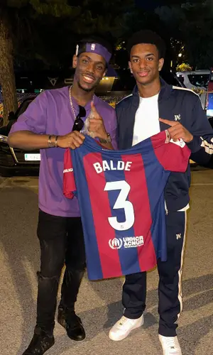 Alejandro Balde wearing Nike sneakers