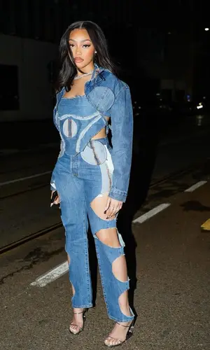 Jodie Woods’ Outfit in Levi’s Jacket, Sami Miro & GCDS Sandals (2023)