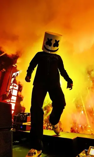 Marshmello’s Outfit in Kusikohc T-Shirt, Jordan Sneakers & Marshmello Merch (2023)