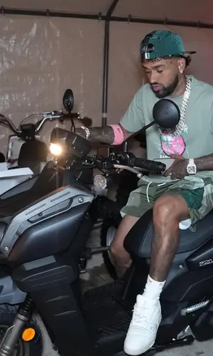 Bryant Mayers wearing Supreme sock