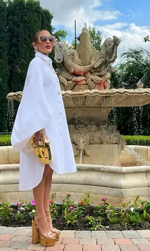 Jennifer Lopez’s Outfit in Cult Gaia Bag, Linda Farrow Eyewear & Schiaparelli Jewelry (2023)
