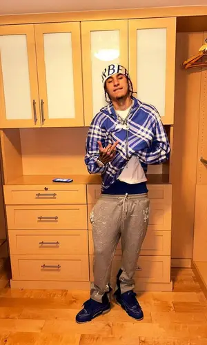 Rondodasosa’s Outfit in Louis Vuitton Sneakers & Burberry Scarf (2023)