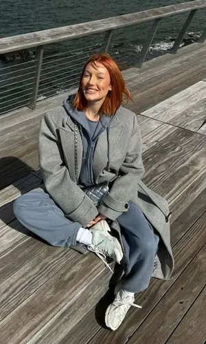 Meredith Duxbury wearing Aritzia pants