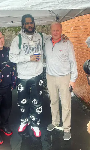 Dave East’s Outfit in Supreme Hoodie, Levi’s Jeans & Chrome Hearts (2023)