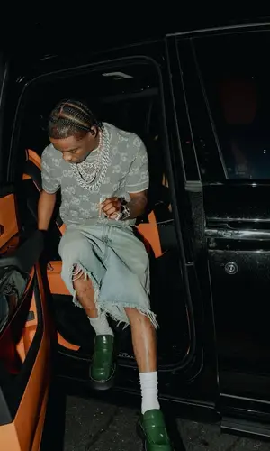 Roddy Ricch’s Outfit in Gucci T-Shirt, Balenciaga Shorts & Bottega Veneta Boots (2023)
