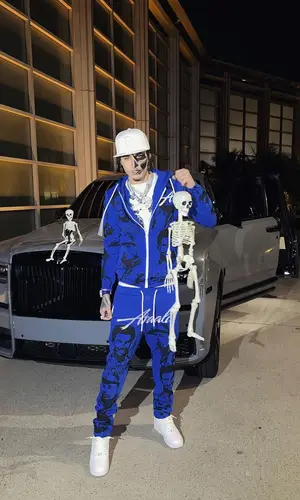 Rondodasosa’s Outfit in Asaali Hoodie, Nike Sneakers & New Era Cap (2023)