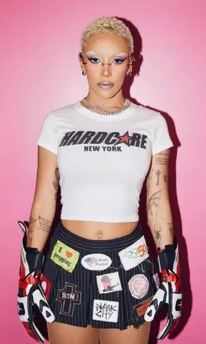 Doja Cat’s Outfit in Havoc T-Shirt, Maybach Eyewear Eyewear & Kusikohc Gloves (2023)