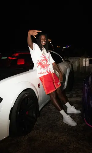 OMB Peezy’s Outfit in Don’t Overthink Style T-Shirt, Simply 100 Shorts & Nike Sneakers (2023)