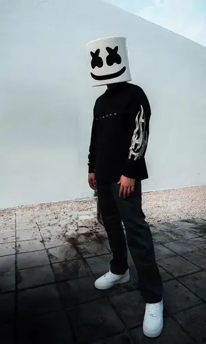 Marshmello’s Outfit in Stampd Sweatshirt, Nike Sneakers & Marshmello Merch (2023)