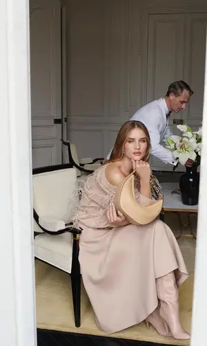 Rosie Huntington-Whiteley’s Outfit in Valentino Sweater (2023)