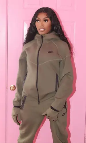 Asian Doll’s Outfit in Nike Hoodie & Jordan Sneakers (2023)