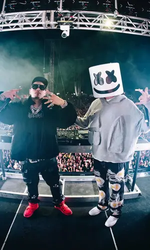Marshmello’s Outfit in Who Decides War Sweatshirt, Nike Sneakers & Marshmello Merch (2023)