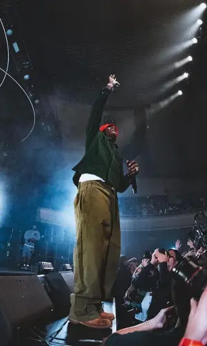 Lil Yachty wearing Kith glov