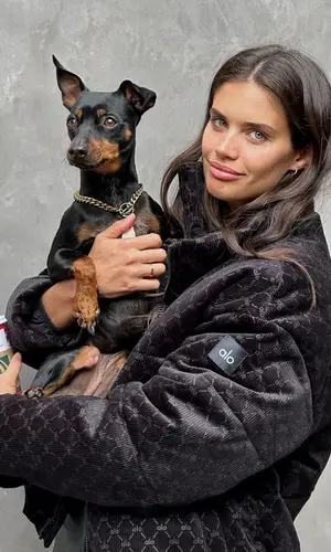Sara Sampaio’s Outfit in Alo Yoga Jacket, Gucci Boots & Saint Laurent Bag (2023)