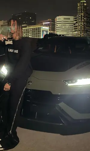 Kashdami’s Outfit in Helmut Lang Sweatshirt, Rick Owens Pants & B.B. Simon Belt (2023)