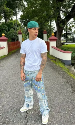 Rvssian’s Outfit in Hanes T-Shirt, Who Decides War Jeans & Louis Vuitton Sneakers (2023)