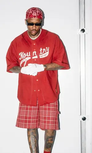 YG wearing Supreme glov