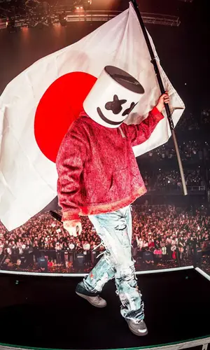 Marshmello’s Outfit in Who Decides War Sweatshirt, Nike Sneakers & Marshmello Merch (2023)