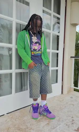 Kai Cenat wearing Nike sneakers