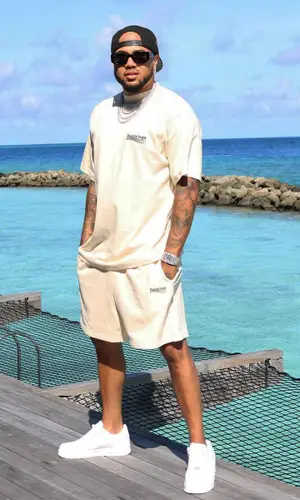 Mazi Vs’ Outfit in Balenciaga T-Shirt & Nike Sneakers (2023)