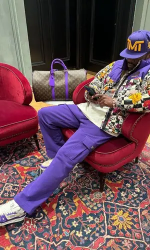 Floyd Mayweather wearing Louis Vuitton bag