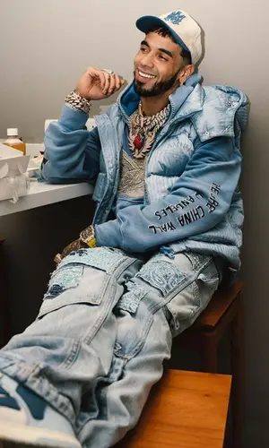Anuel AA’s Outfit in The Great City Workshop Hoodie & Amiri Hat (2024)