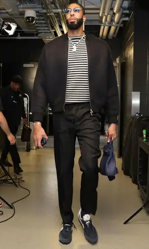 Anthony Davis’ Outfit in Jil Sander Jacket, Nike Sneakers & Sacai (2024)