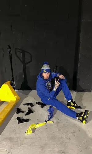 Rondodasosa’s Outfit in Nike Hoodie, New Era Hat & NBA (2024)