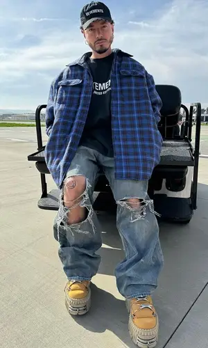 J Balvin’s Outfit in New Era Sneakers & Vetements Cap (2024)