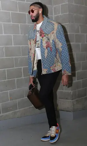 Anthony Davis’ Outfit in Louis Vuitton Jacket & Tom Ford Bag (2024)