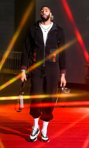 Anthony Davis’ Outfit in Gucci Hoodie, LeBron James Merch Sneakers & Nike (2024)