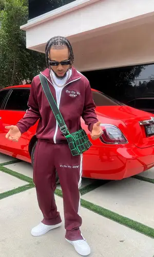 Poco Lee’s Outfit in Nike Sneakers, Bottega Veneta Bag & Dolce & Gabbana Eyewear (2024)