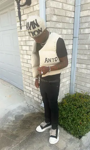 2KBABY’s Outfit in Amiri Jeans, Rick Owens Sneakers & Dior Belt (2024)