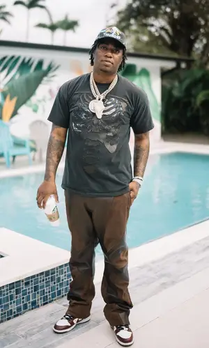 Fredo Bang’s Outfit in Fraction T-Shirt, Supreme Sneakers & Nike (2024)